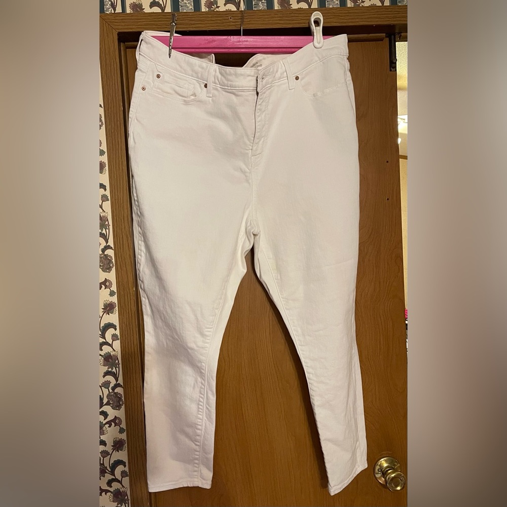 Signature Levi Stratus white Jean.